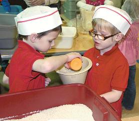 children pack food